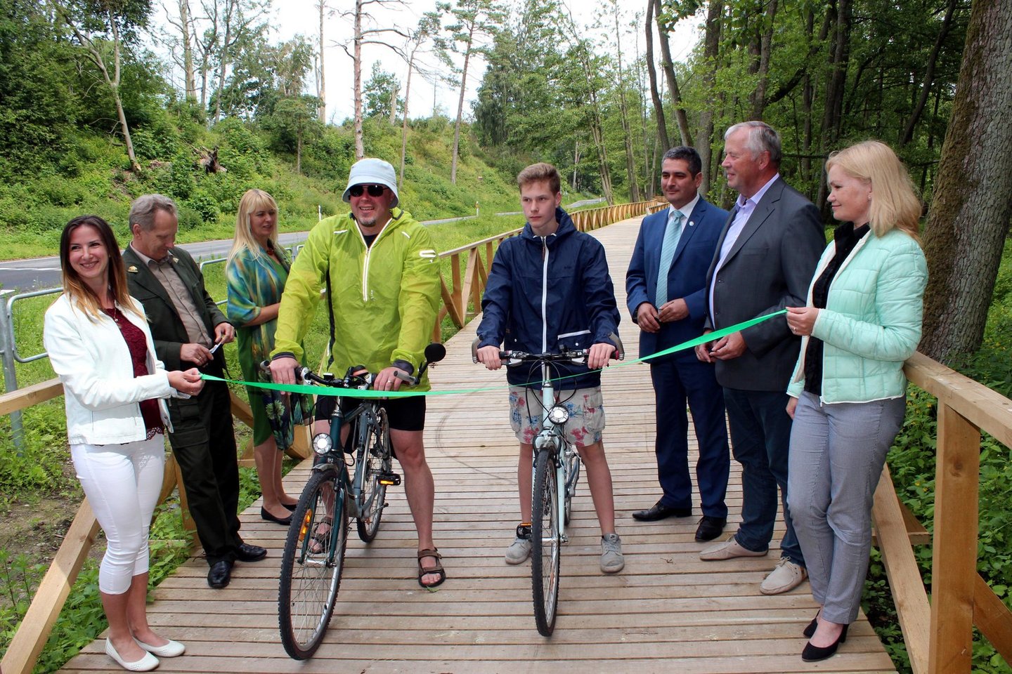 Neringos meras D. Jasaitis ir Kuršių nerijos nacionalinio parko vadovė A. Feser (viduryje) dviratininkus stabdo tik simboliškai. <br> G.Pilaičio nuotr.