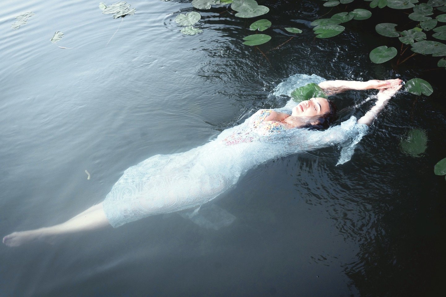 Maudynės Lietuvos ežeruose Ilką Adams išmokė geriau plaukti, padeda atgauti jėgas ir pajusti ryšį su gamta.<br>V.Jakovonienės nuotr.