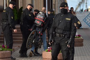 Minske sulaikomi žmonės, laukę eilėje su skundais Centrinei rinkimų komisijai