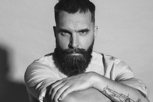 Ant drabužių dizainerio Giedriaus Paulausko kūno – išskirtiniai piešiniai