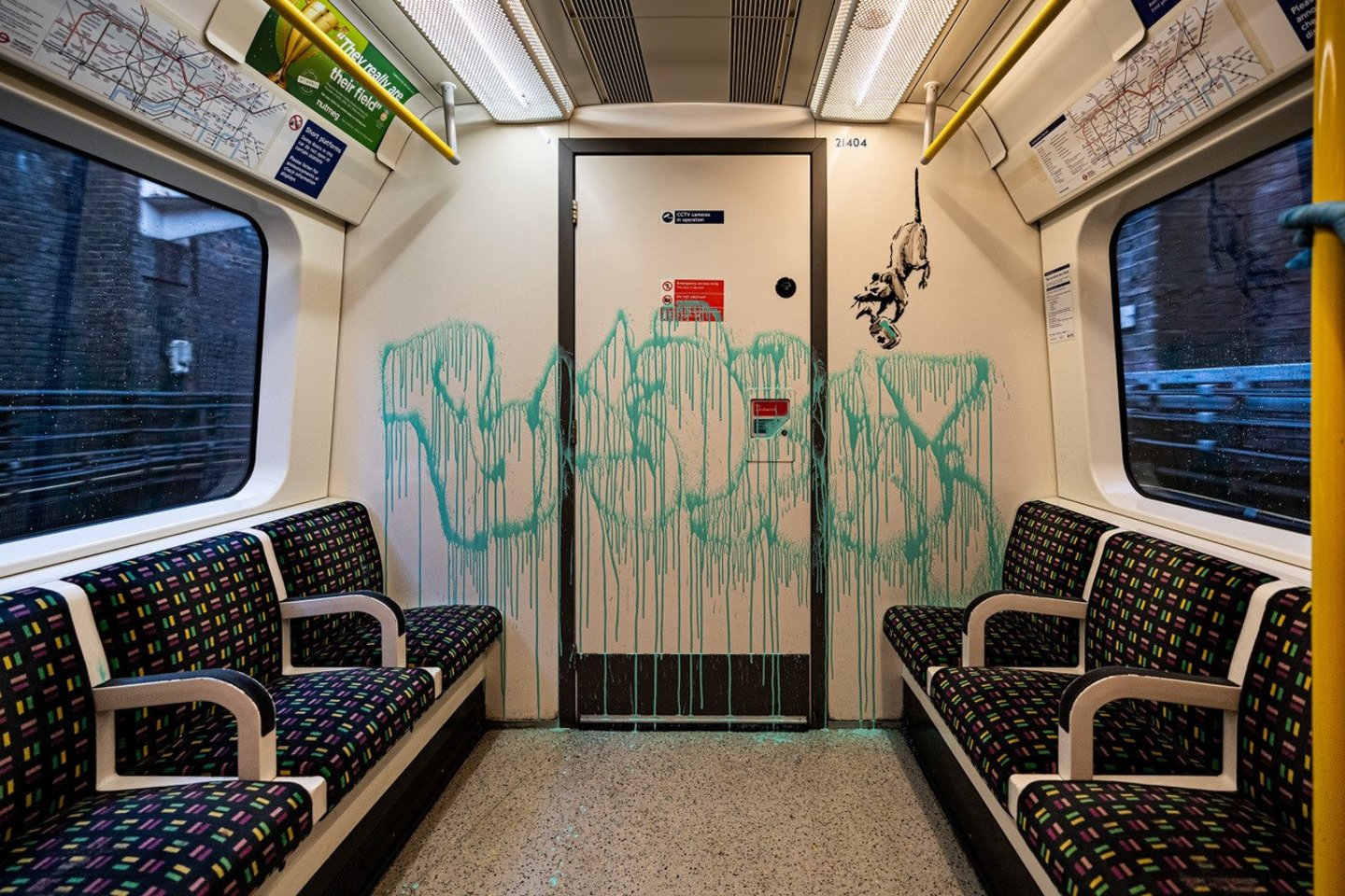 ​Britų gatvės menininko Banksy naujausias darbas koronaviruso plitimo tema, atsiradęs vieno Londono metropoliteno traukinio vagone, buvo pašalintas, pranešė transporto operatorė.<br>Reuters/Scanpix nuotr.