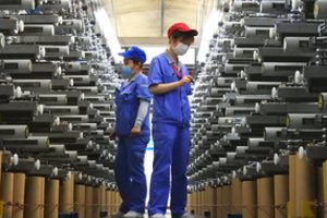 Kinija tiesiasi po istorinio nuosmukio, bet pirkėjai dar nesižarsto pinigais 