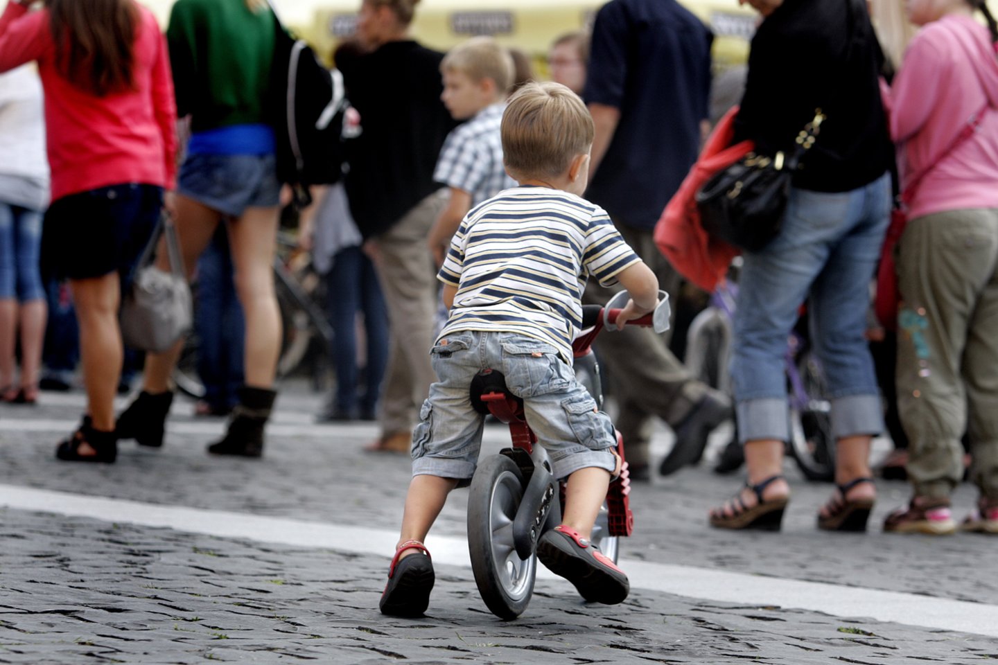 Keliauti dviračiais kartu su mažaisiais gali būti išties smagu ir įdomu tiek tėvams, tiek vaikams.<br>V.Balkūno nuotr.