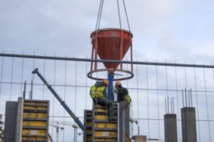 Statybininkų asociacija pasitiki Vyriausybės veiksmais, bet įspėja, kad darbo jėga brangs