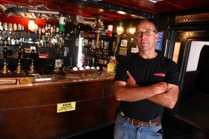 Baro savininkui nusibodo atstumo nesilaikantys klientai – ėmėsi griežtų priemonių