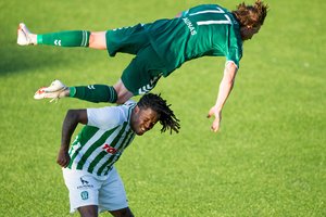 Geriausioje birželio mėnesio sporto nuotraukoje – futbolininko skrydis