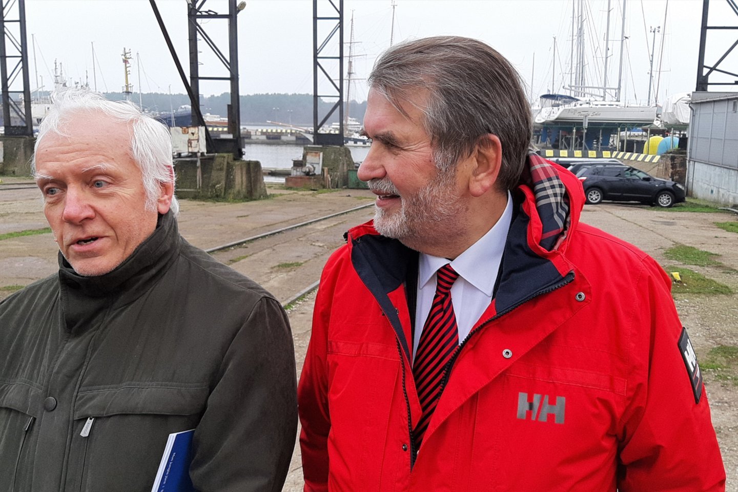 Laivų statybos ir remonto įmonių asociacijos vadovas V.Čepys (dešinėje) su laivų konstruktoriumi H.Mališausku.<br> G.Pilaičio nuotr.
