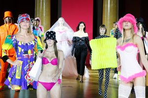 Agnė Kuzmickaitė pristatė savo naujausią kolekciją: drugeliai, ekologija ir plunksnos