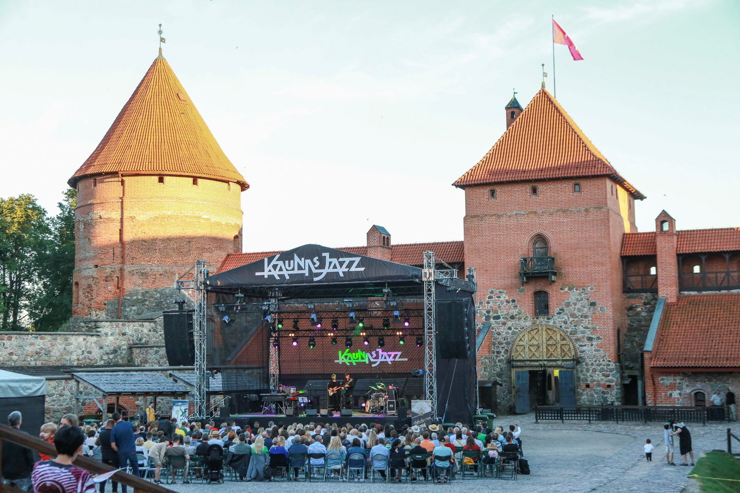  Koncerto Trakų pilies kiemelyje akimirka.<br> G.Bitvinsko nuotr.