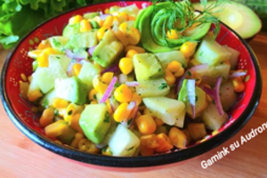 Avokadų ir agurkų salotos, kurias norisi valgyti nuo pusryčių iki vakarienės