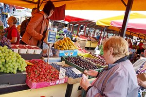 Nežinia, iš kur turgaus prekeiviai prisiveža uogų, svarstyklės irgi sveria „kaip nori“
