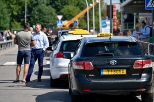 Taksi įmonės skaičiuoja nuostolius ir kaip išganymo laukia užsienio turistų