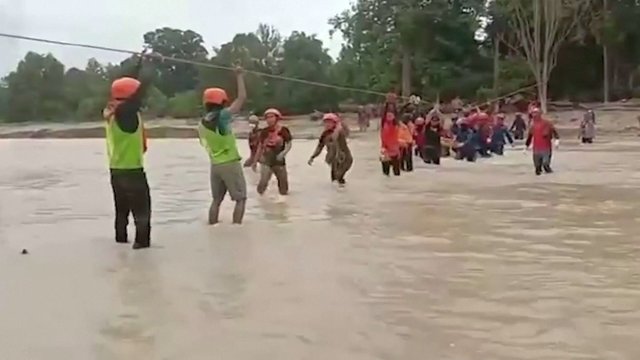 Indonezijoje per staigius potvynius žuvo mažiausiai 30 žmonių, dar dešimtys dingo