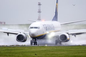 Osle po grasinimo susprogdinti bombą nusileido „Ryanair“ lėktuvas, suimtas britas 