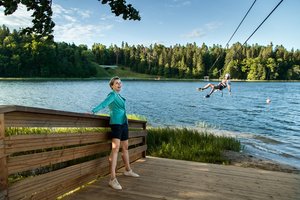 Latviai pokštauja: vienus permeta per Alūksnės ežerą, kitus su kaliniais Cėsyse uždaro rūsyje (I) 