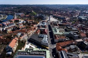 Svarbiose sostinės gatvėse – laikini eismo pokyčiai: draudžiamas ir automobilių stovėjimas