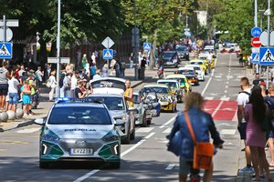 Palangą sudrebino galingų automobilių paradas