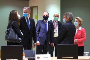 Įtemptų ES derybų užkulisiai: G. Nausėda gimtadienį švenčiančiai A. Merkel įteikė dovaną