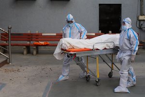 Koronavirusas šaliai kerta iš peties: nebėra kur dėti mirusiųjų, bet blogiausia – dar priešakyje