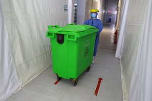 Užfiksavus naują COVID-19 paros rekordą, pareigūnai užsakinėja sunkvežimius-šaldytuvus lavonams laikyti