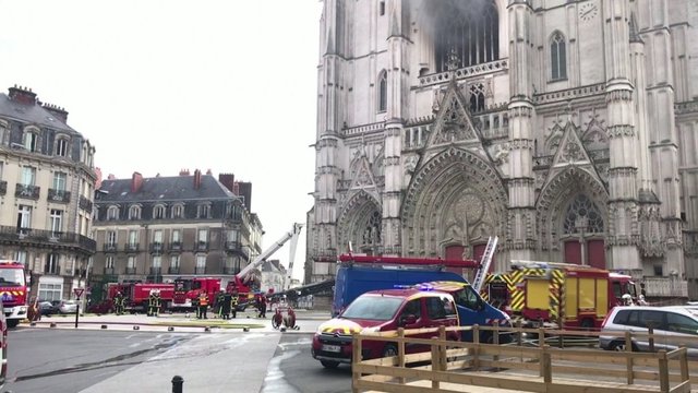 Šimtai ugniagesių kovoja su ugnies liežuviais: liepsnojo Nanto miesto katedra