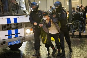 Rusijos policija sulaikė apie 25 prie parlamento piketavusius LGBT aktyvistus