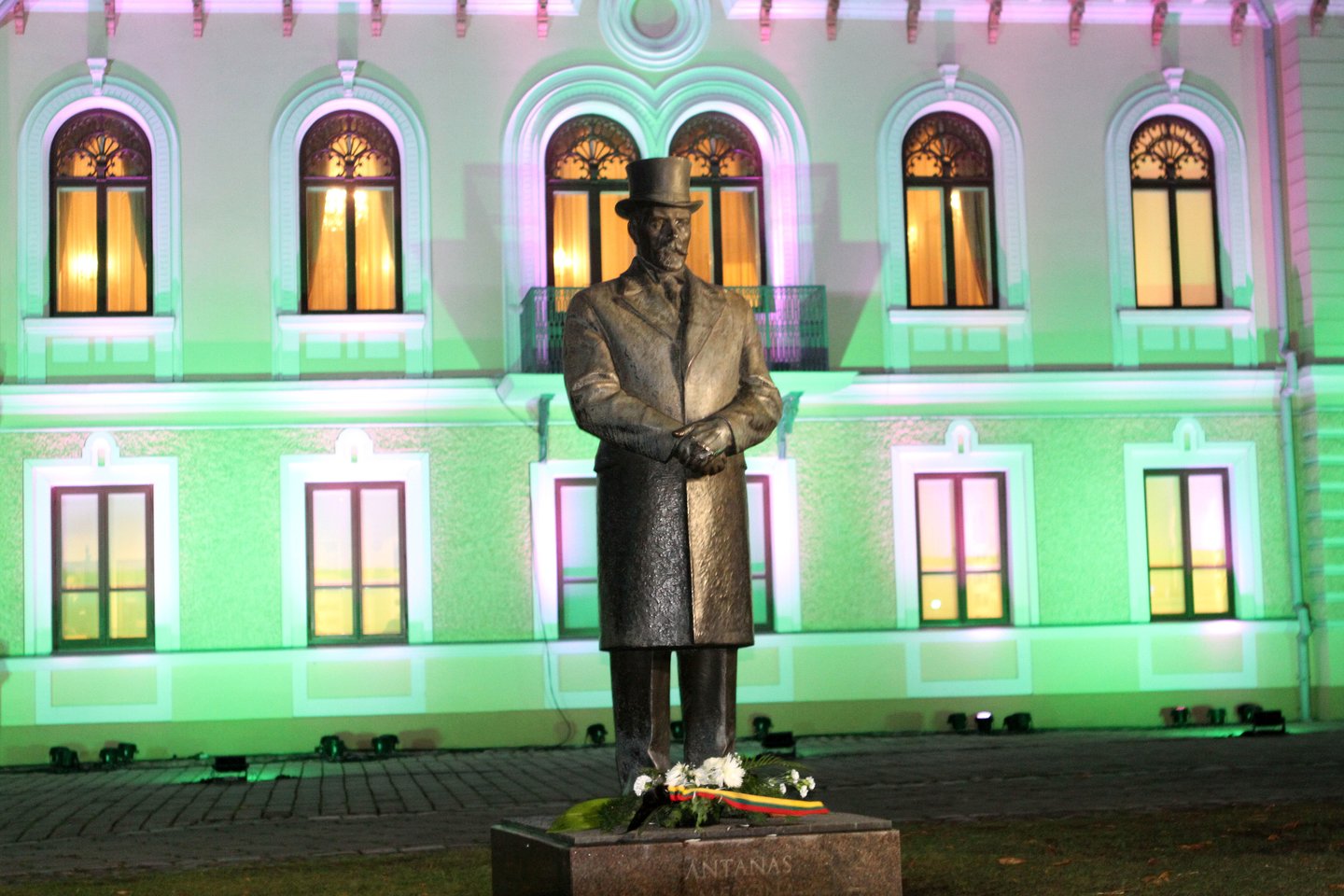  Kaunas A.Smetonos paminklą turi. Jis pasitinka prie istorinės Prezidentūros.<br> M.Patašiaus nuotr.