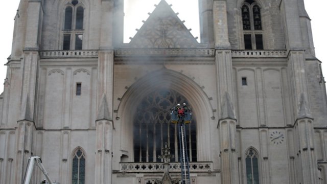 Po gaisro Prancūzijos miesto Nanto katedroje, policija sulaikė įtariamą padegėją