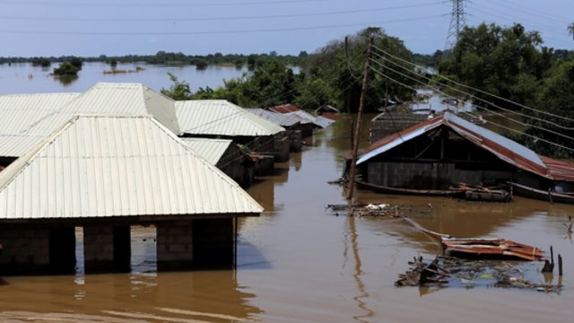Dėl musoninių liūčių Indijoje prasidėjo didžiuliai potvyniai – tūkstančiai gyventojų evakuoti