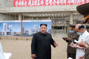 Šiaurės Korėjos lyderis išbarė pareigūnus dėl stringančių Pchenjano ligoninės statybų
