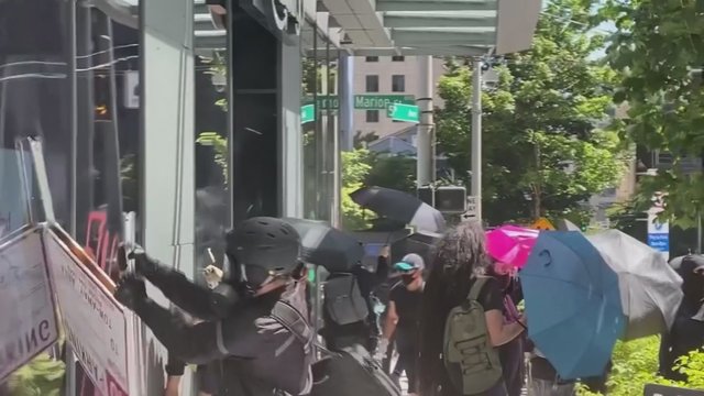 Protestuotojai JAV vėl šėlsta: užfiksavo, kaip bandė daužyti vitrinas