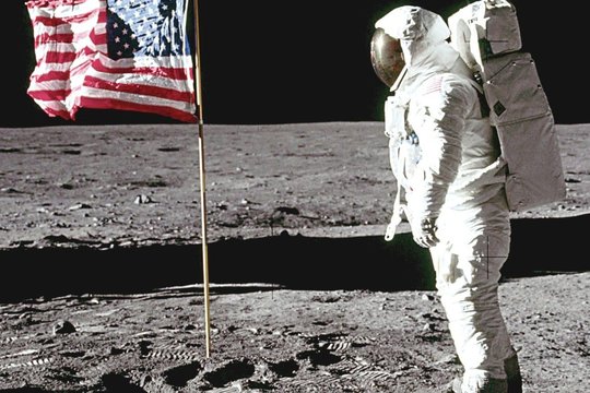 1969 m. JAV astronautas Neilas Armstrongas pirmasis, po jo – Edwinas Aldrinas išlipo ant Mėnulio paviršiaus iš astronautus atskraidinusio erdvėlaivio „Apollo 11“. Jie yra pirmieji žmonės, žengę ant Mėnulio. Rinkdami uolienų pavyzdžius ir tyrinėdami paviršių Mėnulyje amerikiečiai vaikščiojo 2 val. 31 min. Iš viso Mėnulyje astronautai išbuvo 21 val. 36 min.<br>NASA nuotr.