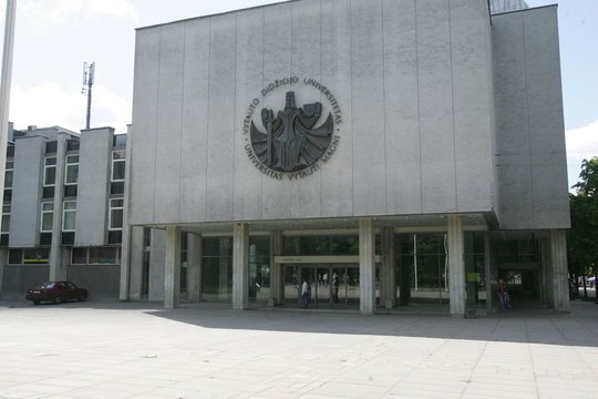 1989 m. įregistruotas atkuriamo Vytauto Didžiojo universiteto statutas. VDU tapo pirmąja autonomiją turinčia Lietuvos aukštąja mokykla.<br>A.Barzdžiaus nuotr.