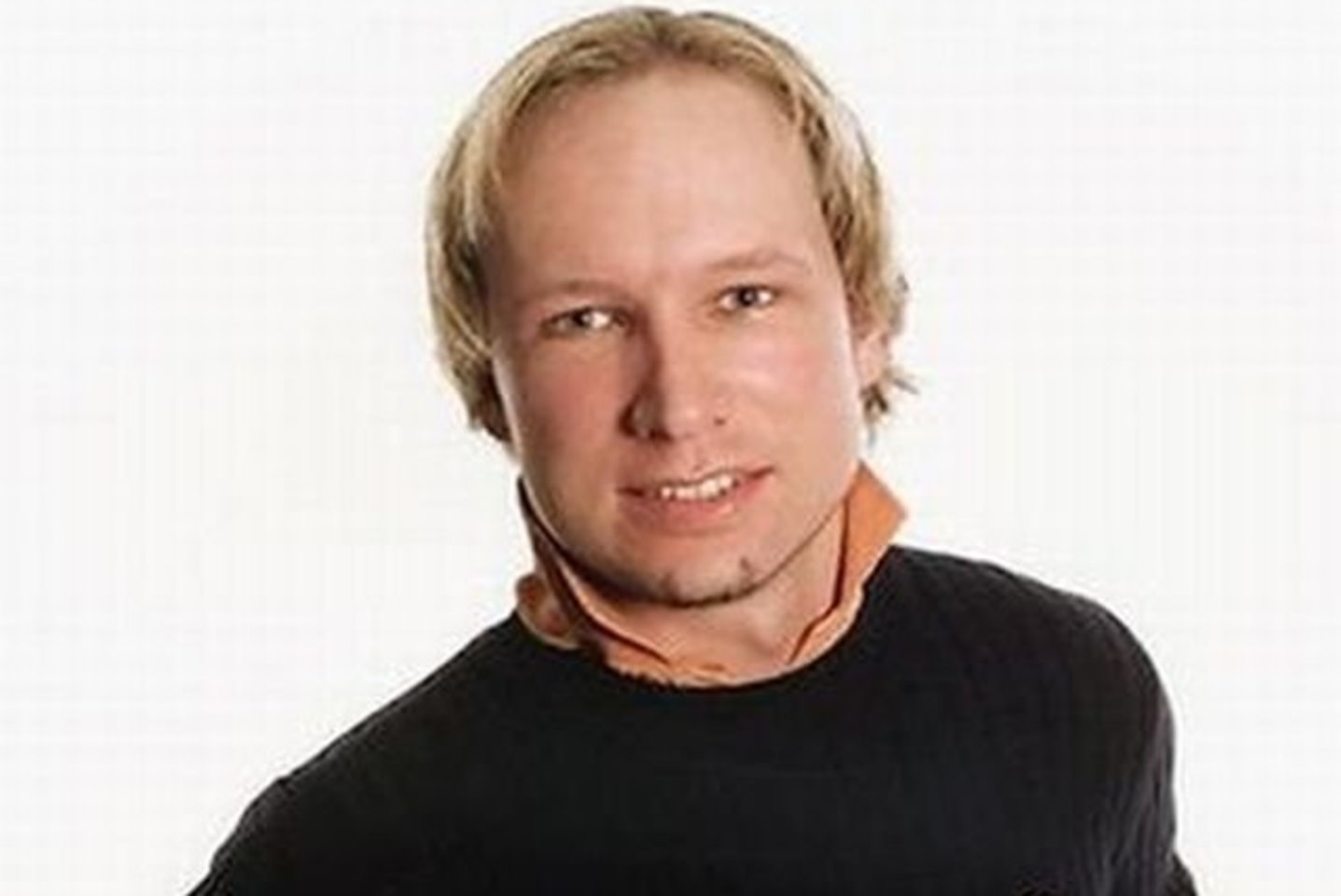 2011 m. 32 metų Andersas Beringas Breivikas Norvegijos sostinėje Osle ir Utiojos saloje įvykdė teroro aktus. Per bombos sprogimą prie Norvegijos vyriausybės rūmų žuvo 8 žmonės, daugiau kaip 200 buvo sužeista. Po dviejų valandų Darbo partijos jaunimo stovykloje Utiojos saloje jis nušovė dar 69 žmones ir daugiau kaip 100 sužeidė.<br>"Facebook"