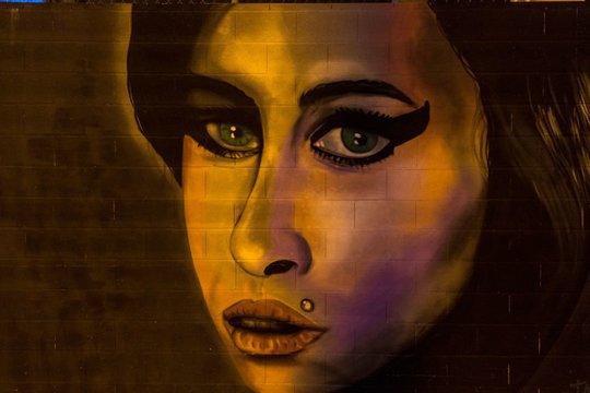 2011 m. mirė Didžiosios Britanijos dainininkė ir dainų kūrėja Amy Winehouse (27 m.).<br>123rf