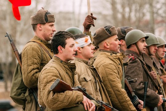 1944 m. SSRS karinė valdžia paskelbė Lietuvos vyrų mobilizaciją į SSRS kariuomenę. Iš numatytų 25 tūkst. šauktinių registruotis atvyko tik apie 5000. Nepaklusę šaukimui vieni pradėjo slapstytis, kiti ėmė miškuose telktis į būrius ar ieškoti ryšių su partizanais.<br>123rf