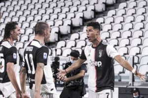 Italijoje –  rekordu pažymėtas C. Ronaldo dublis ir „Senosios Sinjoros“ žingsnis čempionų titulo link