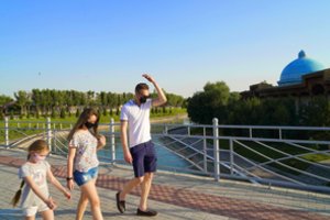 Uzbekistanas turistus vilios pinigais: užsikrėtusiems COVID-19 siūlys kelis tūkstančius eurų