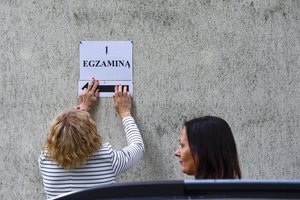 Prasideda pakartotinė egzaminų sesija: abiturientai laiko valstybinį matematikos egzaminą