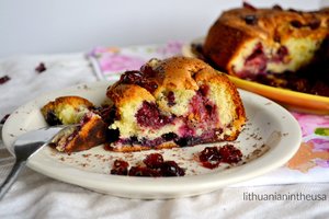 Lengvai pagaminamas biskvitinis pyragas su uogomis