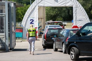 Koronaviruso tyrimams žmonės registruojami, vaistinėse situacija lieka sudėtinga
