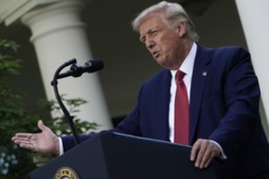 „Twitter“ užblokavo D. Trumpą palaikančio sąmokslo teorijų judėjimo „QAnon“ paskyras