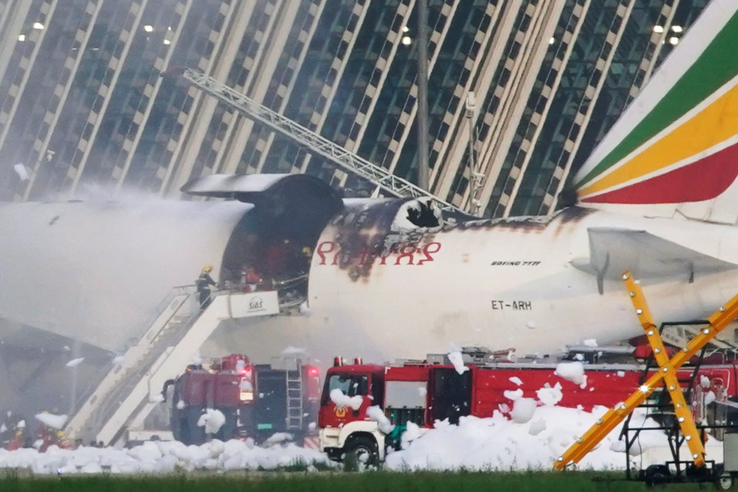 ​Viename iš Šanchajaus oro uostų trečiadienį užsidegė krovininis lėktuvas, bet jokių pranešimų apie nukentėjusiuosius negauta.<br>Reuters/Scanpix nuotr.