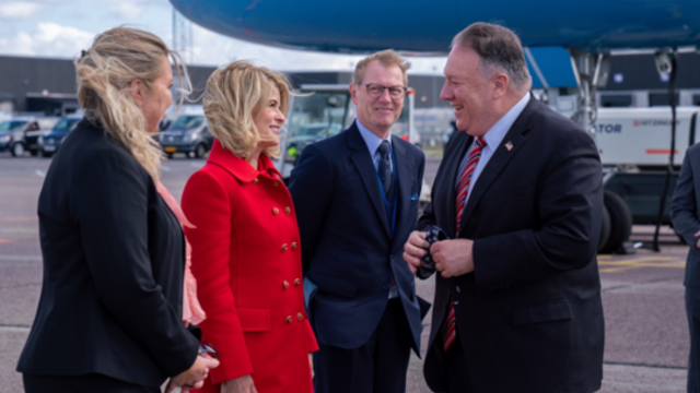 Į Daniją atvykusiam JAV sekretoriui – šiaurietiškas pasveikinimas: atsisakė spausti ranką