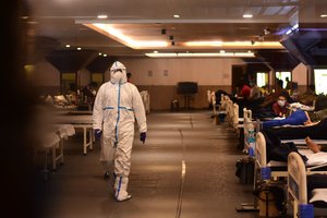 D. Trumpui teko pripažinti savo klaidas – paprašė dėvėti kaukes