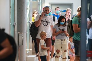 Koronavirusas keičia lietuvių elgseną: keliones perka paskutinę minutę