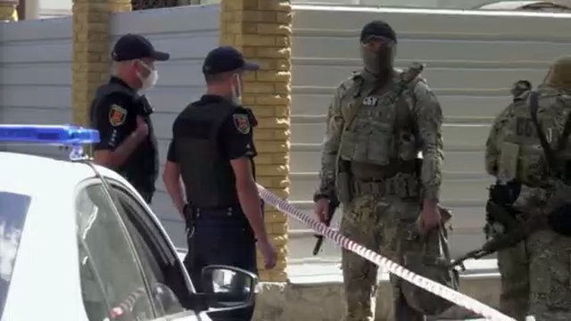 Nauja įkaitų drama Ukrainoje: pagrobė pareigūną, grasino granata