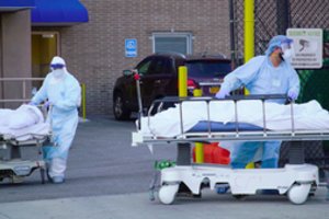 Virusas pasauliui kirto visa galia: JAV užsikrėtusių ir mirusių skaičiai muša juodžiausius rekordus