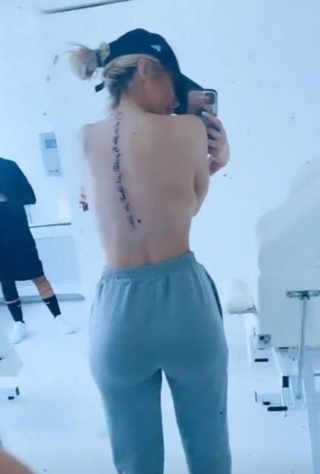 Seksualioji Chloe Ferry papuošė ištreniruotą kūną tatuiruote.<br>Stop kadras iš IG istorijos.