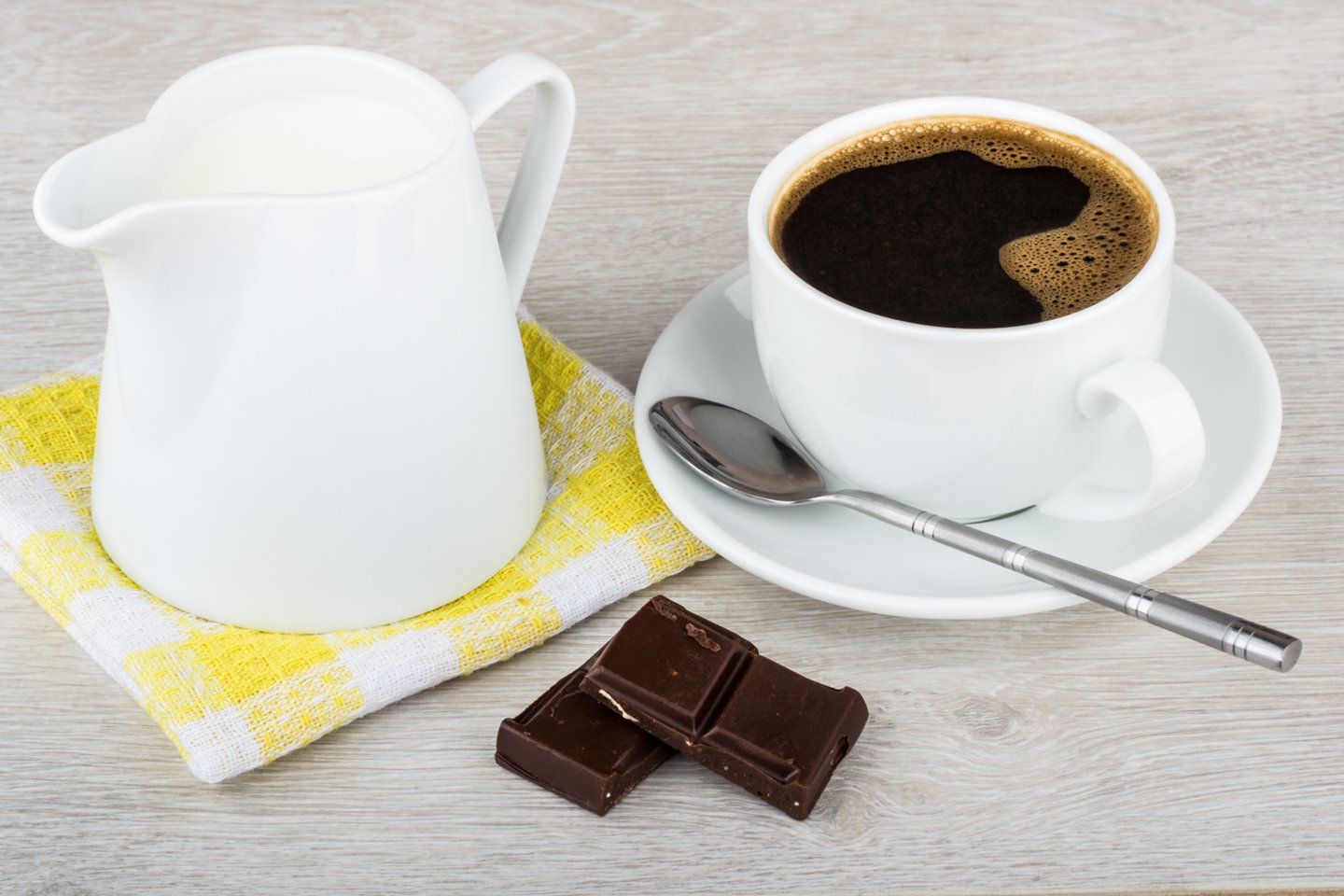 Juodasis šokoladas dėl jame esančios kakavos žinomas ir kaip vienas geriausių antioksidantų šaltinių. <br>123rf nuotr.